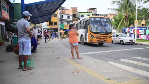 Salvador Bahia Brazil 2020年7月10日 人们在萨尔瓦多市Narandiba街区的巴士站看到人们 — 图库视频影像