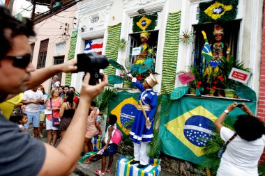 Salvador, Bahia / Brezilya - 2 Temmuz 2015: Bahia 'nın bağımsızlığıyla ilgili temalarla süslenmiş konut cephesi, Dois de Julho kutlamaları sırasında Salvador' un tarihi merkezinde görüldü..