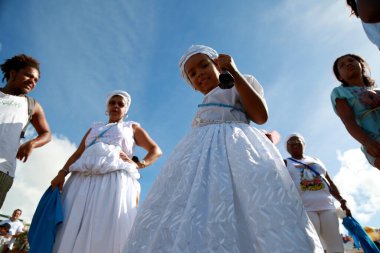 Salvador, Bahia / Brezilya - 2 Şubat 2015: Yemanja onuruna düzenlenen bir parti sırasında Salvador 'daki Rio Vermelho plajında Candomble taraftarları görüldü..