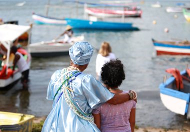 Salvador, Bahia / Brezilya - 2 Şubat 2015: Yemanja onuruna düzenlenen bir parti sırasında Salvador 'daki Rio Vermelho plajında Candomble taraftarları görüldü..