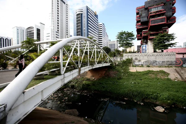 Salvador Bahia Brazil Oktober 2017 Avloppskanal Rio Camurugipe Salvador Shopping — Stockfoto