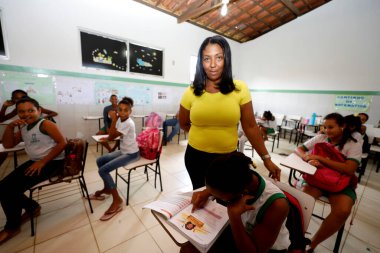 pojuca, bahia / brrazil - 1 Ağustos 2019: Pojuca 'da öğrencilerle birlikte bir devlet okulunda görüldü..