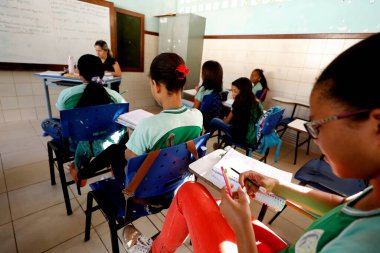 pojuca, bahia / brrazil - 1 Ağustos 2019: Pojuca 'da öğrencilerle birlikte bir devlet okulunda görüldü..