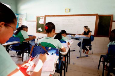 pojuca, bahia / brrazil - 1 Ağustos 2019: Pojuca 'da öğrencilerle birlikte bir devlet okulunda görüldü..