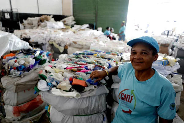 Lauro Freitas Bahia Brasil Abril 2019 Una Persona Recolectando Material —  Fotos de Stock