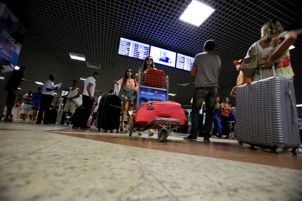 Salvador Bahia Brazil Luty 2016 Pasażerowie Widziani Walizką Podczas Wysiadania — Zdjęcie stockowe