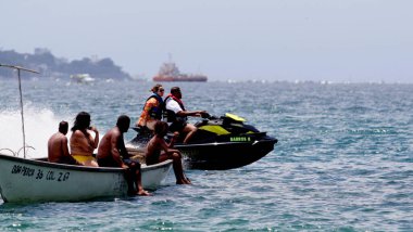 Salvador, Bahia / Brezilya - 1 Ocak 2015: Su aracı - jet sky - Boa Viagem plajında yüzücülerle birlikte görüldü.. 