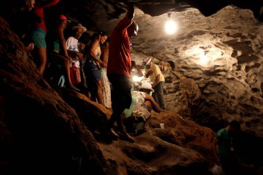 bom Jesus da lapa, bahia / brrazil - 4 Ağustos 2014: Hacılar, Bom Jesus da Lapa şehrindeki bir hac sırasında mucizevi eylemlerle bir mağarada görülürler.