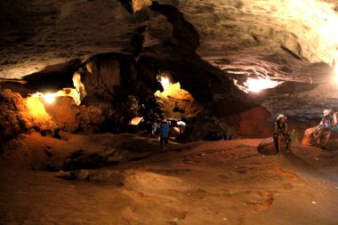 bom Jesus da lapa, bahia / brrazil - 4 Ağustos 2014: Hacılar, Bom Jesus da Lapa şehrindeki bir hac sırasında mucizevi eylemlerle bir mağarada görülürler.