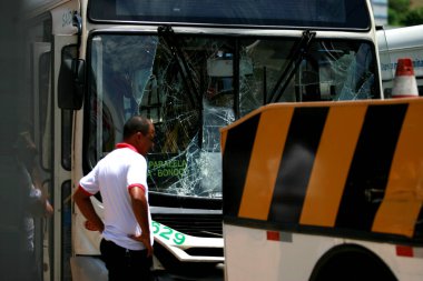 Salvador, Bahia / Brezilya - 6 Ocak 2015: Salvador şehrinde başka bir araca çarptıktan sonra kırılan toplu taşıma otobüsü ön camı. 