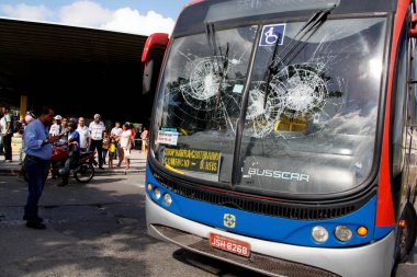 Salvador, Bahia / Brezilya - 3 Temmuz 2014: Salvador kentindeki toplu taşıma otobüsü sürücü grevi sırasında taşlandı.