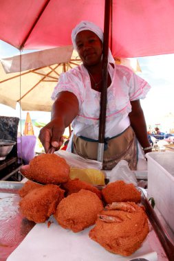 Salvador, Bahia / Brezilya - 7 Ekim 2012: Janete da Conceicao, Salvador 'un banliyösündeki Santome sahilinden acaraje satıcısı..