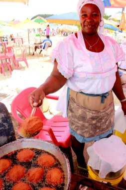 Salvador, Bahia / Brezilya - 7 Ekim 2012: Janete da Conceicao, Salvador 'un banliyösündeki Santome sahilinden acaraje satıcısı..