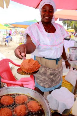 Salvador, Bahia / Brezilya - 7 Ekim 2012: Janete da Conceicao, Salvador 'un banliyösündeki Santome sahilinden acaraje satıcısı..