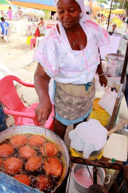 Salvador, Bahia / Brezilya - 7 Ekim 2012: Janete da Conceicao, Salvador 'un banliyösündeki Santome sahilinden acaraje satıcısı..