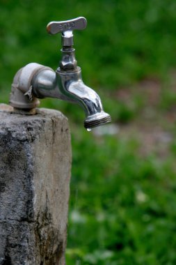 Salvador, Bahia / Brezilya - 9 Kasım 2013: Salvador 'da bir konutta musluk suyu püskürtürken görüldü..