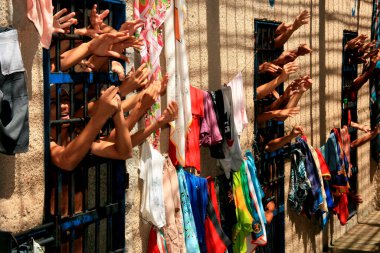 Eunapolis, Bahia / Brezilya - 9 Aralık 2008: Eunapolis 'teki devlet hapishanesinin hücrelerinde mahkumlar görülüyor.