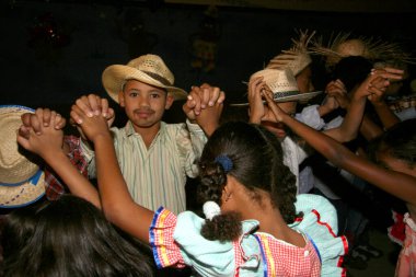 Eunapolis, Bahia / Brezilya - 18 Haziran 2013: Eunapolis şehri devlet okulu öğrencileri dans eden çete Sao Joao 'nun kutlamalarını kutladı. 