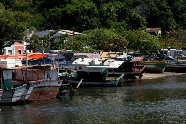 Santa Cruz Cabralia, Bahia / Brezilya - 9 Mayıs 2008: Santa Cruz Cabralia şehrindeki Joao de Tiba Nehri kıyısında tekneler görüldü..