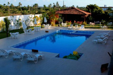 Prado, Bahia / Brezilya - 11 Eylül 2008: Prado şehrindeki bir handa yüzme havuzu ve manzarası.