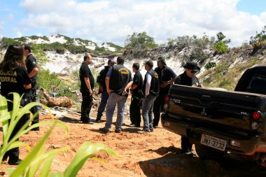 Salvador, Bahia / Brezilya - 15 Nisan 2014: Brezilya Federal Polisi ajanları, Camacari belediyesindeki kumun gizli çıkarılmasını bastırma amaçlı bir harekat sırasında görüldü..