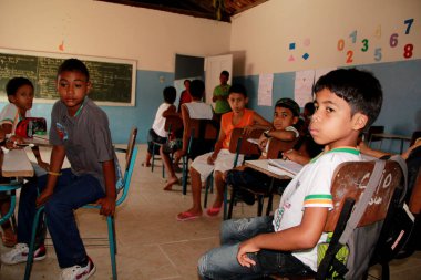 pau brasil, bahia / brrazil - 24 Nisan 2012: Güney Bahia 'daki Pau Brasil şehrindeki bir devlet okulunda öğrenciler görülüyor..