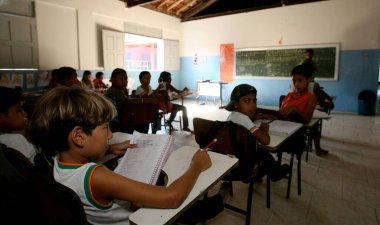 pau brasil, bahia / brrazil - 24 Nisan 2012: Güney Bahia 'daki Pau Brasil şehrindeki bir devlet okulunda öğrenciler görülüyor..