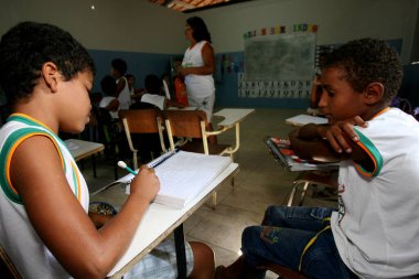 pau brasil, bahia / brrazil - 24 Nisan 2012: Güney Bahia 'daki Pau Brasil şehrindeki bir devlet okulunda öğrenciler görülüyor..