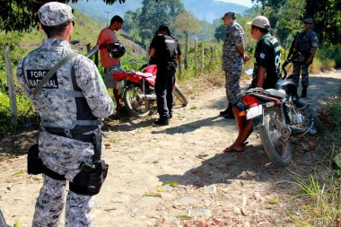 pau brasil, bahia / brrazil - 29 Nisan 2012: Pau Brasil şehrinin kırsal kesiminde yerel ve yerel çiftçiler arasındaki çatışma sırasında Milli Kuvvetler ajanları devriye sırasında görüldü..