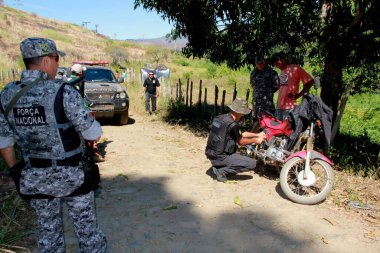 pau brasil, bahia / brrazil - 29 Nisan 2012: Pau Brasil şehrinin kırsal kesiminde yerel ve yerel çiftçiler arasındaki çatışma sırasında Milli Kuvvetler ajanları devriye sırasında görüldü..