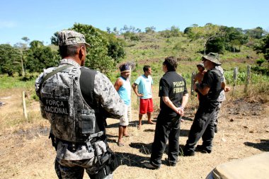 pau brasil, bahia / brrazil - 29 Nisan 2012: Pau Brasil şehrinin kırsal kesiminde yerel ve yerel çiftçiler arasındaki çatışma sırasında Milli Kuvvetler ajanları devriye sırasında görüldü..