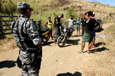 pau brasil, bahia / brrazil - 29 Nisan 2012: Pau Brasil şehrinin kırsal kesiminde yerel ve yerel çiftçiler arasındaki çatışma sırasında Milli Kuvvetler ajanları devriye sırasında görüldü..