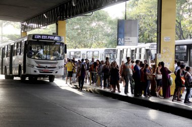 Salvador, Bahia / Brezilya - 4 Nisan 2013: Yolcular Salvador kentindeki Estacao Piraja 'da toplu taşıma otobüslerine binmek için sırada görülmektedir..