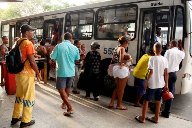 Salvador, Bahia / Brezilya - 4 Nisan 2013: Yolcular Salvador kentindeki Estacao Piraja 'da toplu taşıma otobüslerine binmek için sırada görülmektedir..