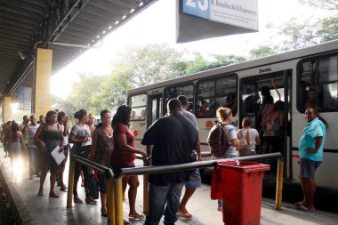 Salvador, Bahia / Brezilya - 4 Nisan 2013: Yolcular Salvador kentindeki Estacao Piraja 'da toplu taşıma otobüslerine binmek için sırada görülmektedir..