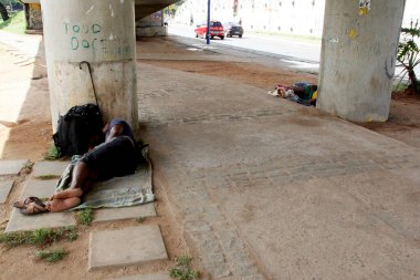 Salvador, Bahia / Brezilya - 30 Nisan 2012: Salvador 'da Dique de Itororo yakınlarında evsizler viyadük altında görüldü..