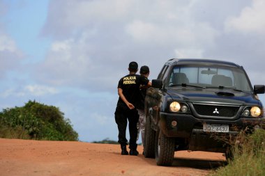 Salvador, Bahia / Brezilya - 15 Nisan 2014: Brezilya Federal Polisi ajanları, Camacari belediyesindeki kumun gizli çıkarılmasını bastırma amaçlı bir harekat sırasında görüldü..