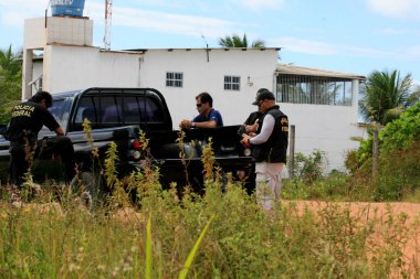 Salvador, Bahia / Brezilya - 15 Nisan 2014: Brezilya Federal Polisi ajanları, Camacari belediyesindeki kumun gizli çıkarılmasını bastırma amaçlı bir harekat sırasında görüldü..