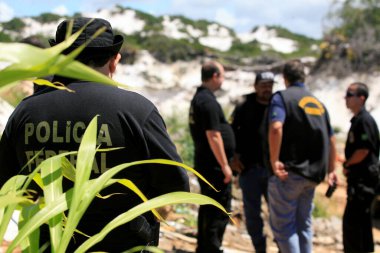 Salvador, Bahia / Brezilya - 15 Nisan 2014: Brezilya Federal Polisi ajanları, Camacari belediyesindeki kumun gizli çıkarılmasını bastırma amaçlı bir harekat sırasında görüldü..