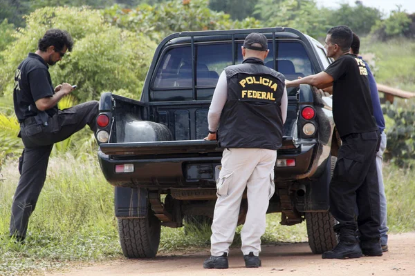 Salvador, Bahia / Brezilya - 15 Nisan 2014: Brezilya Federal Polisi ajanları, Camacari belediyesindeki kumun gizli çıkarılmasını bastırma amaçlı bir harekat sırasında görüldü..