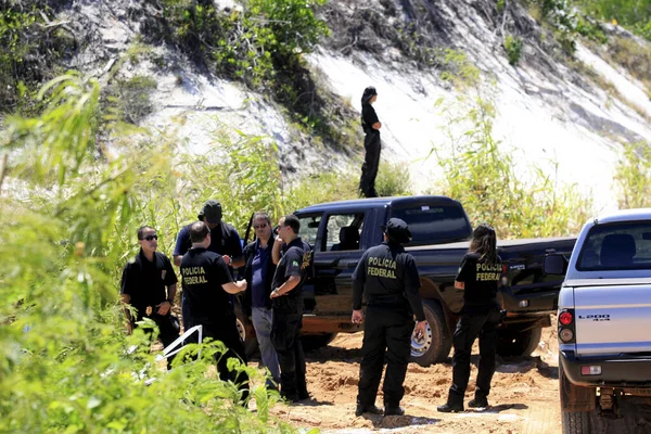Salvador, Bahia / Brezilya - 15 Nisan 2014: Brezilya Federal Polisi ajanları, Camacari belediyesindeki kumun gizli çıkarılmasını bastırma amaçlı bir harekat sırasında görüldü..