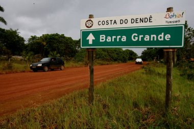 Marau, Bahia / Brezilya - 27 Aralık 2011: Güney Bahia 'daki Marau belediyesine bağlı Barra Grande ilçesine erişim yolu.