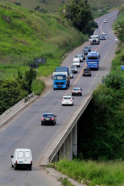 Itabuna, Bahia / Brezilya - 22 Haziran 2012: Güney Bahia 'daki Itabuna şehrinde BR 101 otobanından geçen araçlar görülüyor..