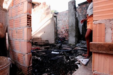 Porto seguro, Bahia / Brezilya - 11 Haziran 2010: Bahia 'nın güneyindeki Porto Seguro şehrinde bir uyuşturucu satıcısı tarafından suçlanan bir evin kalıntıları