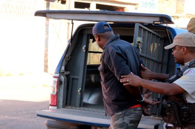 Salvador, Bahia / Brezilya - 2 Eylül 2012: Salvador şehrinde karısını öldürmeye çalışan polis adamı tutukladı.