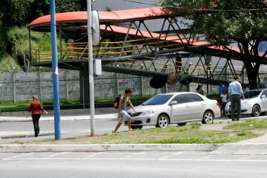 Salvador, Bahia / Brezilya - 22 Ağustos 2013: Salvador şehrinde yaya geçidinin altından geçen yayalar.