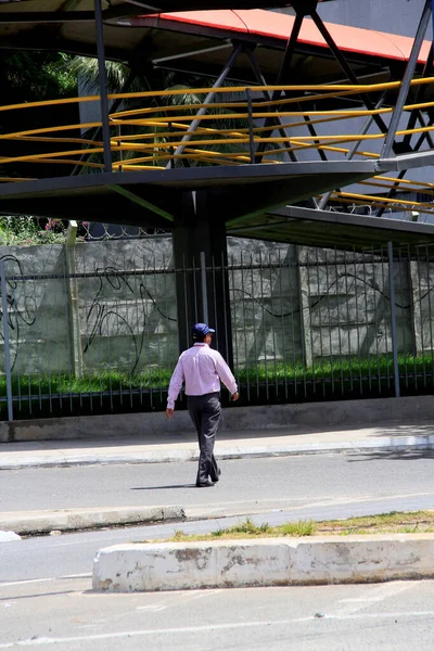 2013年8月22日 サルバドール市内の歩道の下で車の線路を横断する歩行者 — ストック写真