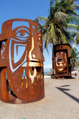 Salvador, Bahia / Brezilya - 22 Mayıs 2013: Salvador 'un Rio Vermelho semtinde metal heykel görüldü..