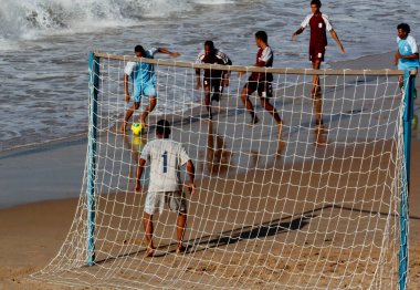 Salvador, Bahia / Brezilya - 14 Nisan 2013: Salvador şehrindeki Rio Vermelho plajında insanlar futbol oynarken görülüyor.