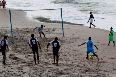 Salvador, Bahia / Brezilya - 14 Nisan 2013: Salvador şehrindeki Rio Vermelho plajında insanlar futbol oynarken görülüyor.